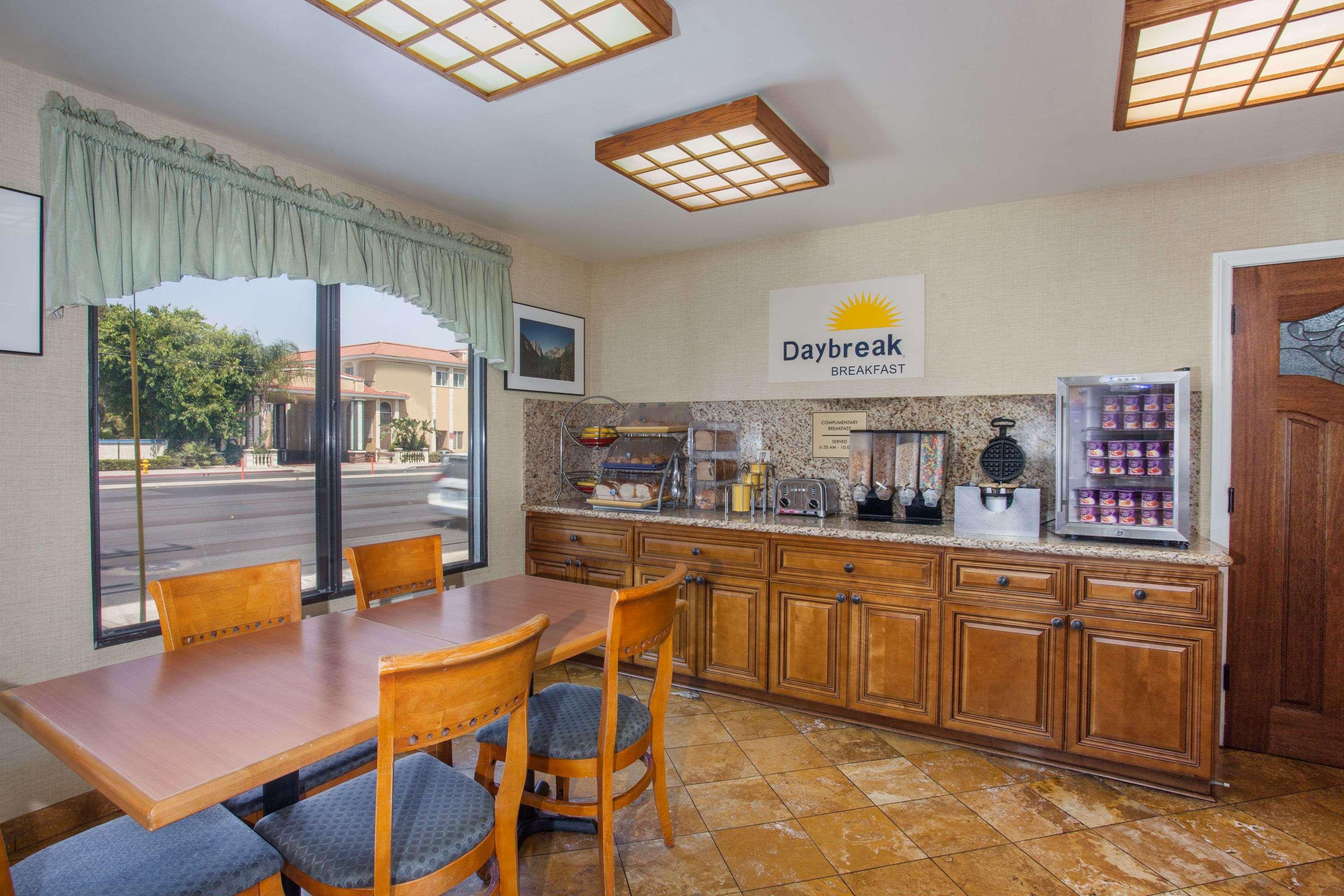 Days Inn By Wyndham Anaheim Near The Park מראה חיצוני תמונה