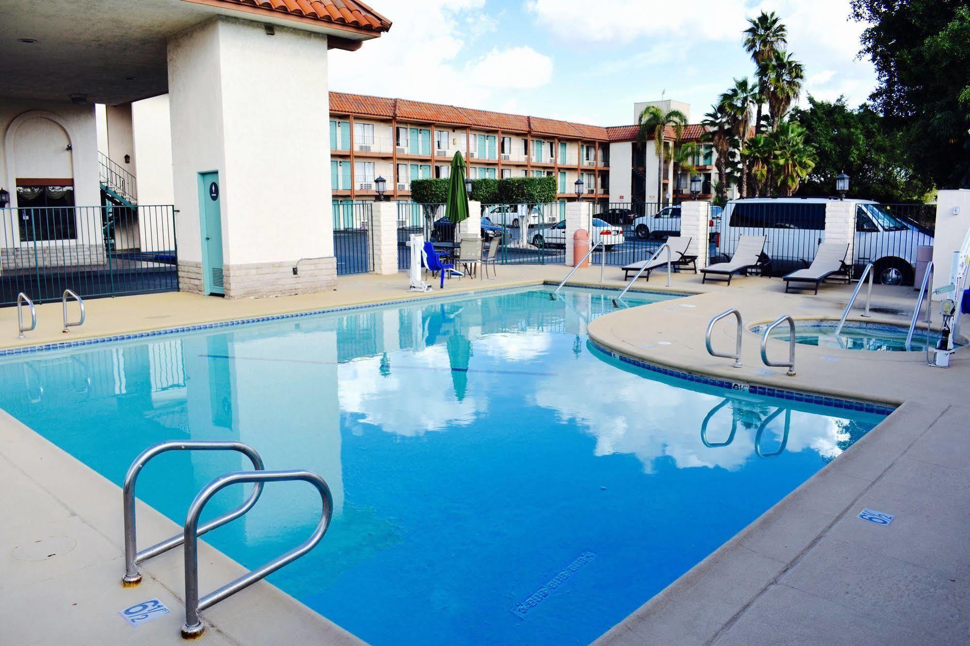 Days Inn By Wyndham Anaheim Near The Park מראה חיצוני תמונה
